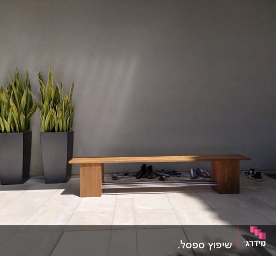 ספסל עץ עם נעליים מתחתיו